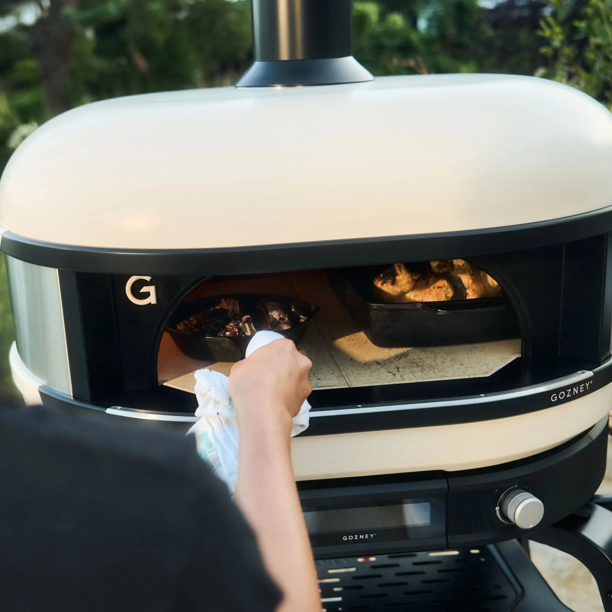 Gozney Pizzaofen Dome Gen 2.0 | Cremeweiss Nahaufnahme mit Essen und Flammen