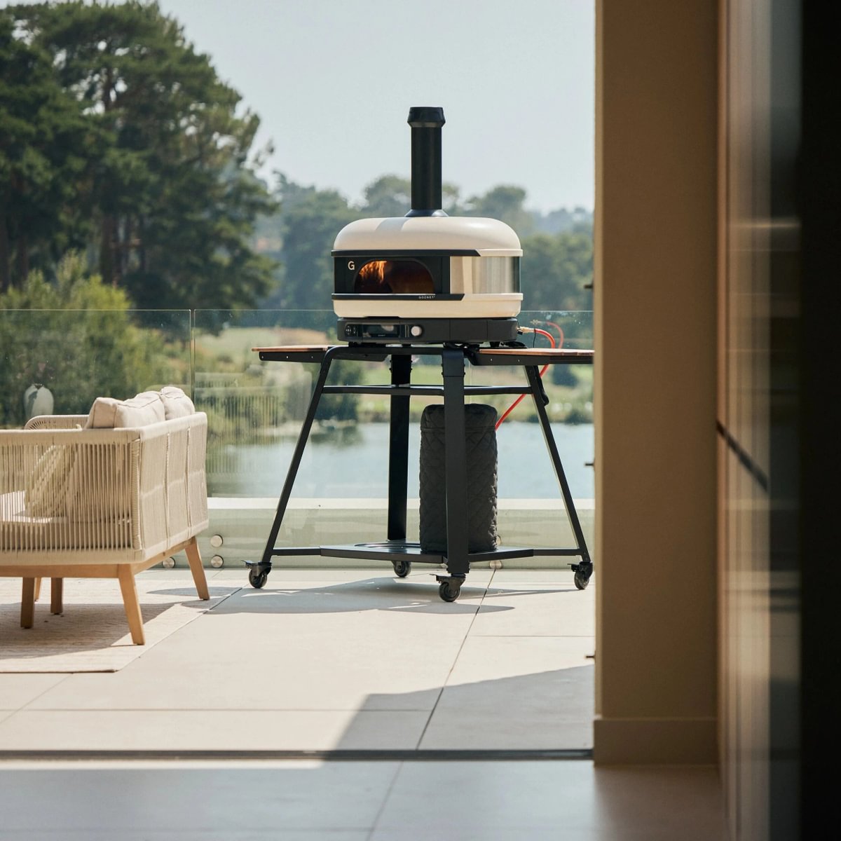 Gozney Pizzaofen Dome Gen 2.0 | Cremeweiss vor Pool mit Ständer