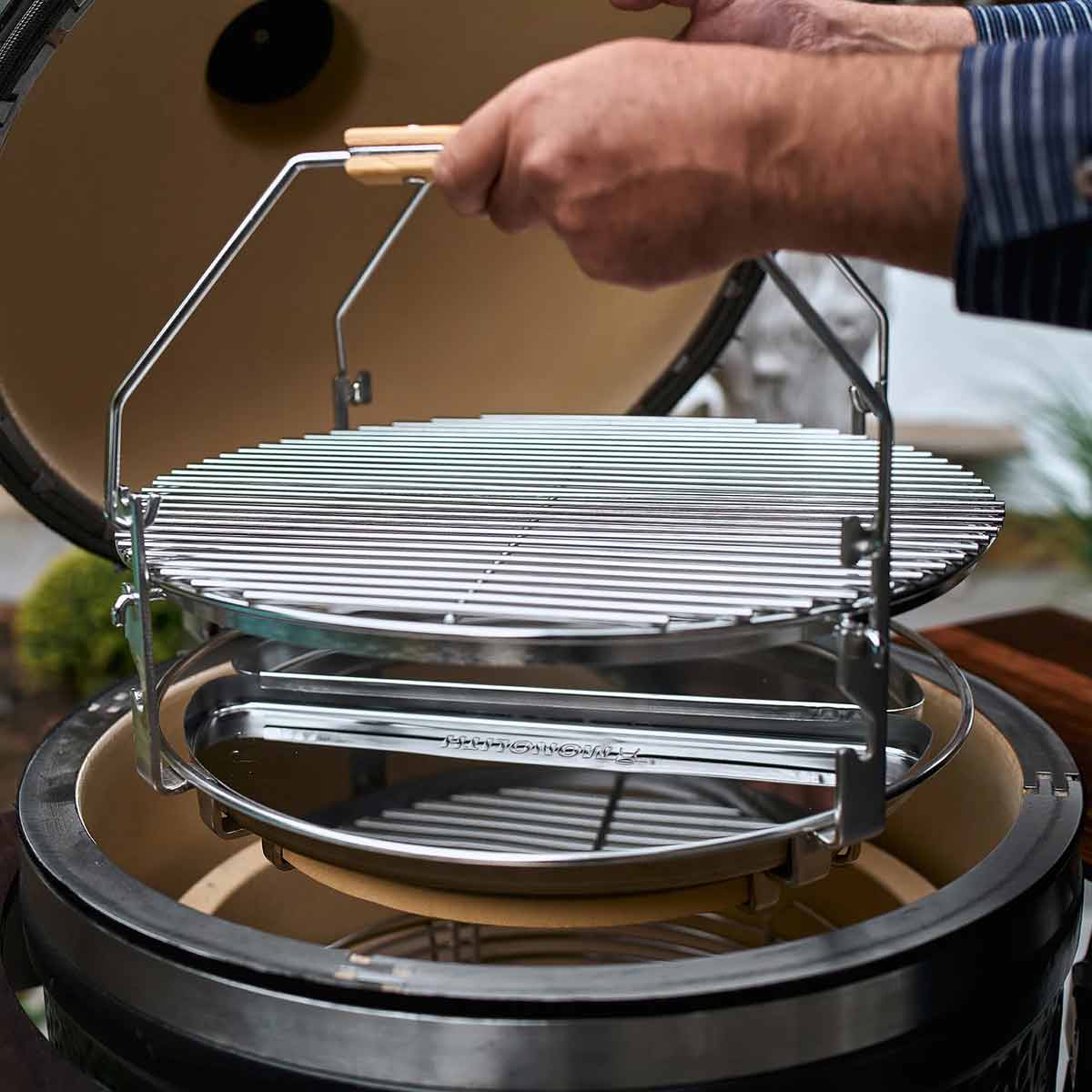 Monolith Keramikgrill Two.66 Smart Grid System mit Griffen leicht entnehmbar