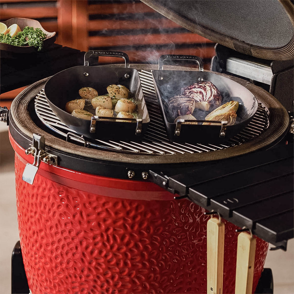 Kamado Joe Halbmond-Pfannenset aus Karbonstahl Kamado Joe Halbmond-Pfannenset aus Karbonstahl