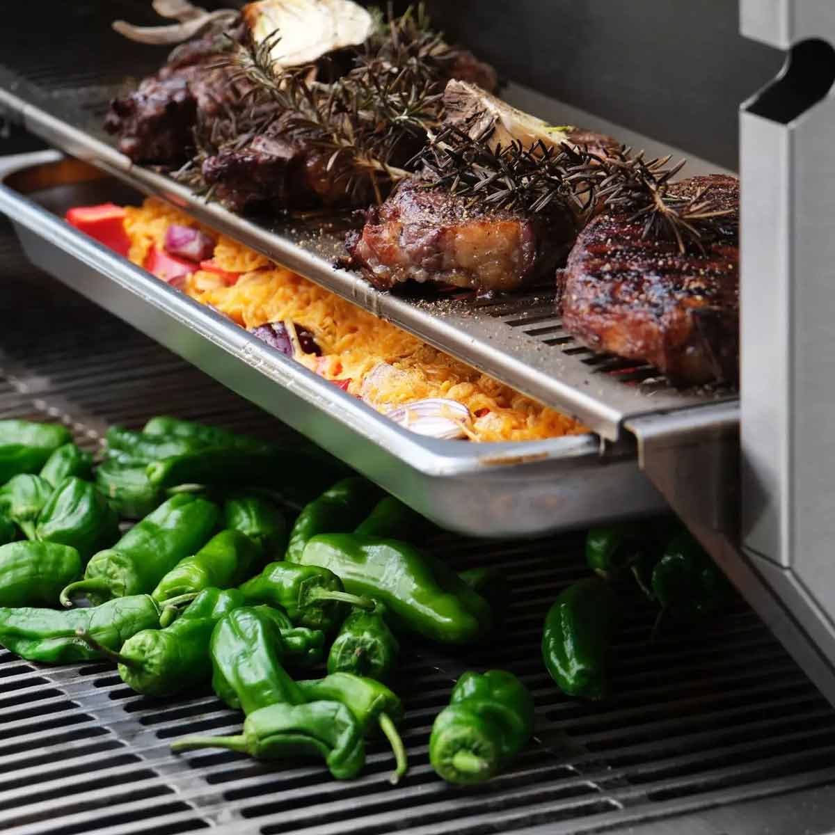 Flammkraft Block Ds Anwendung mit OfenDock System: Grillen auf mehreren Ebenen