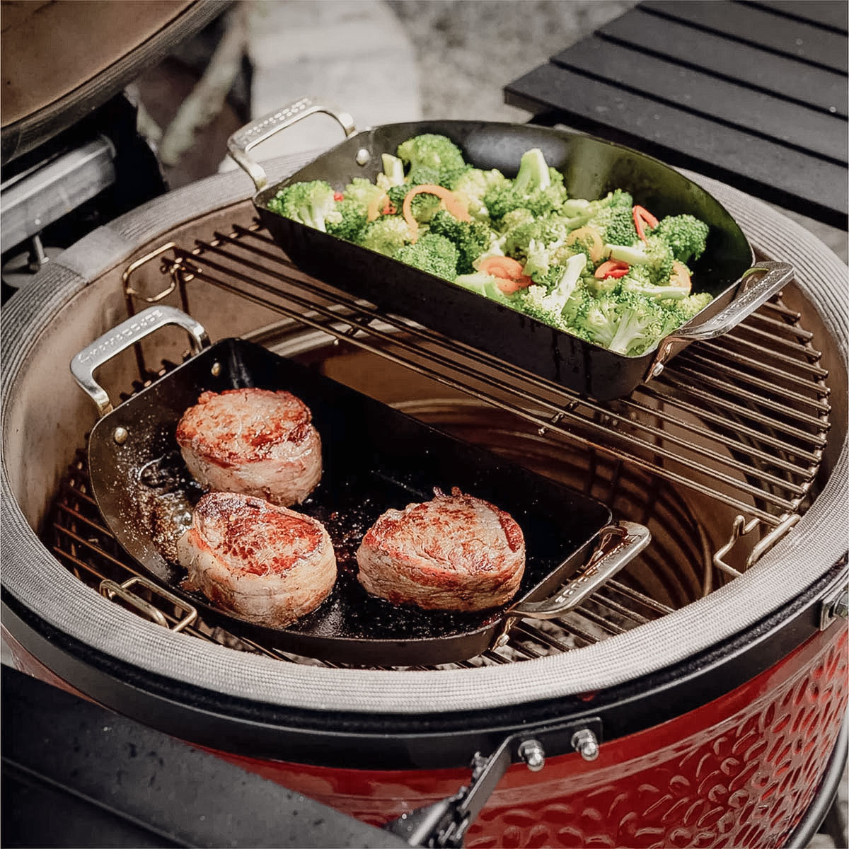 Kamado Joe Halbmond-Pfannenset aus Karbonstahl Kamado Joe Halbmond-Pfannenset aus Karbonstahl