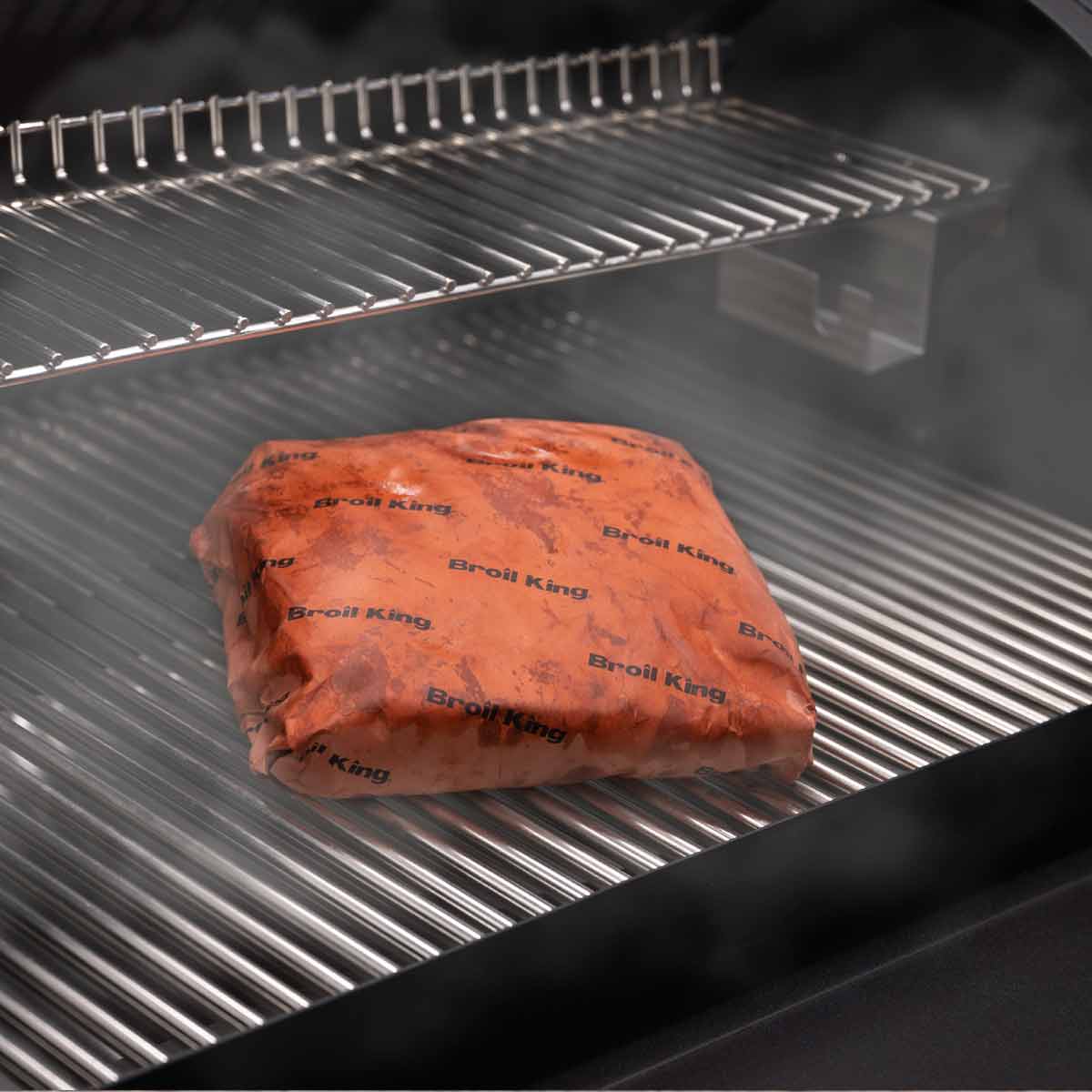 In Broil King Butcher Paper gepacktes Grillgut auf Grillrost