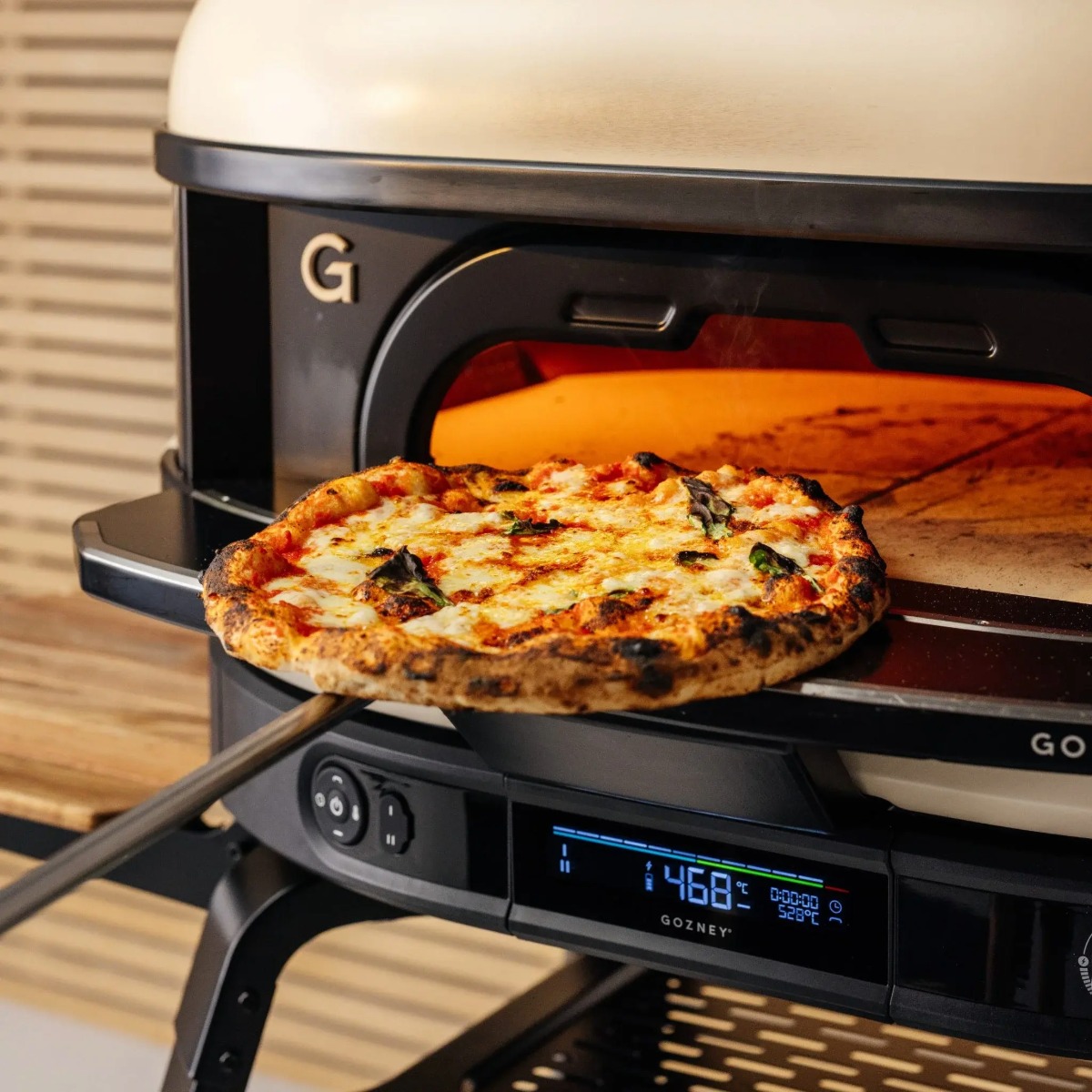 Pizza auf Frontablage an Pizzaofen 