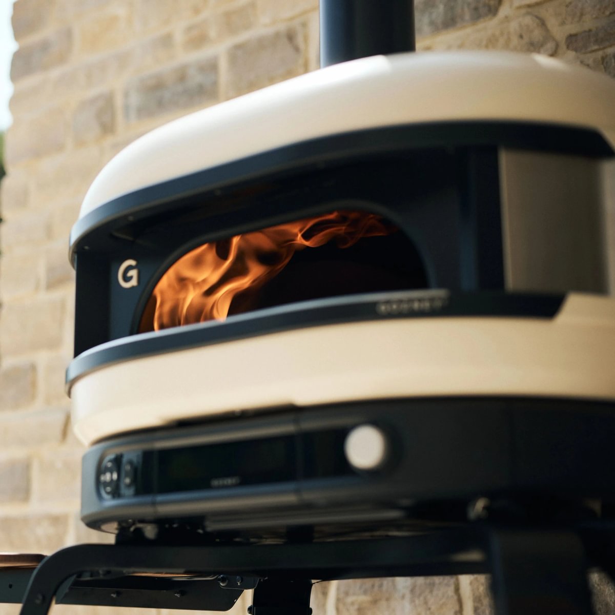 Gozney Pizzaofen Dome Gen 2.0 | Cremewessß Produktbild weiss mit Flammen