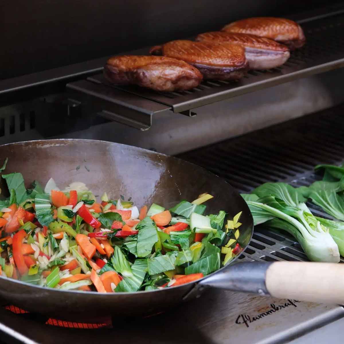 Flammkraft Block Ds Anwendung: Grillwok auf Wokeinsatz