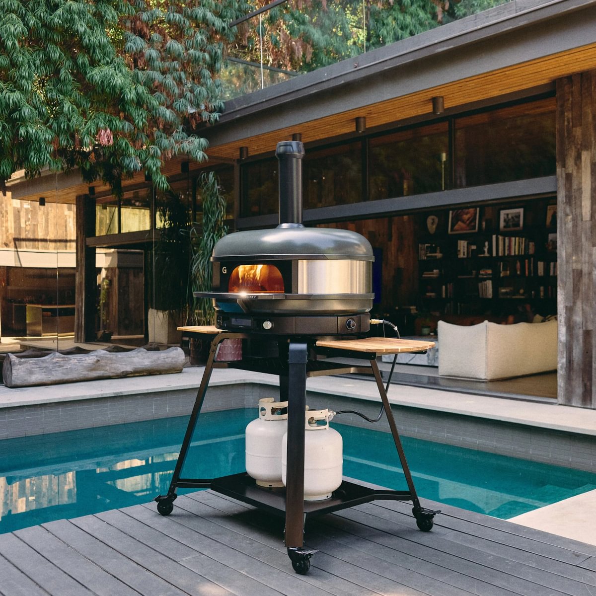 Gozney Pizzaofen Dome Gen 2.0 XL | Black auf Ständer vor Pool