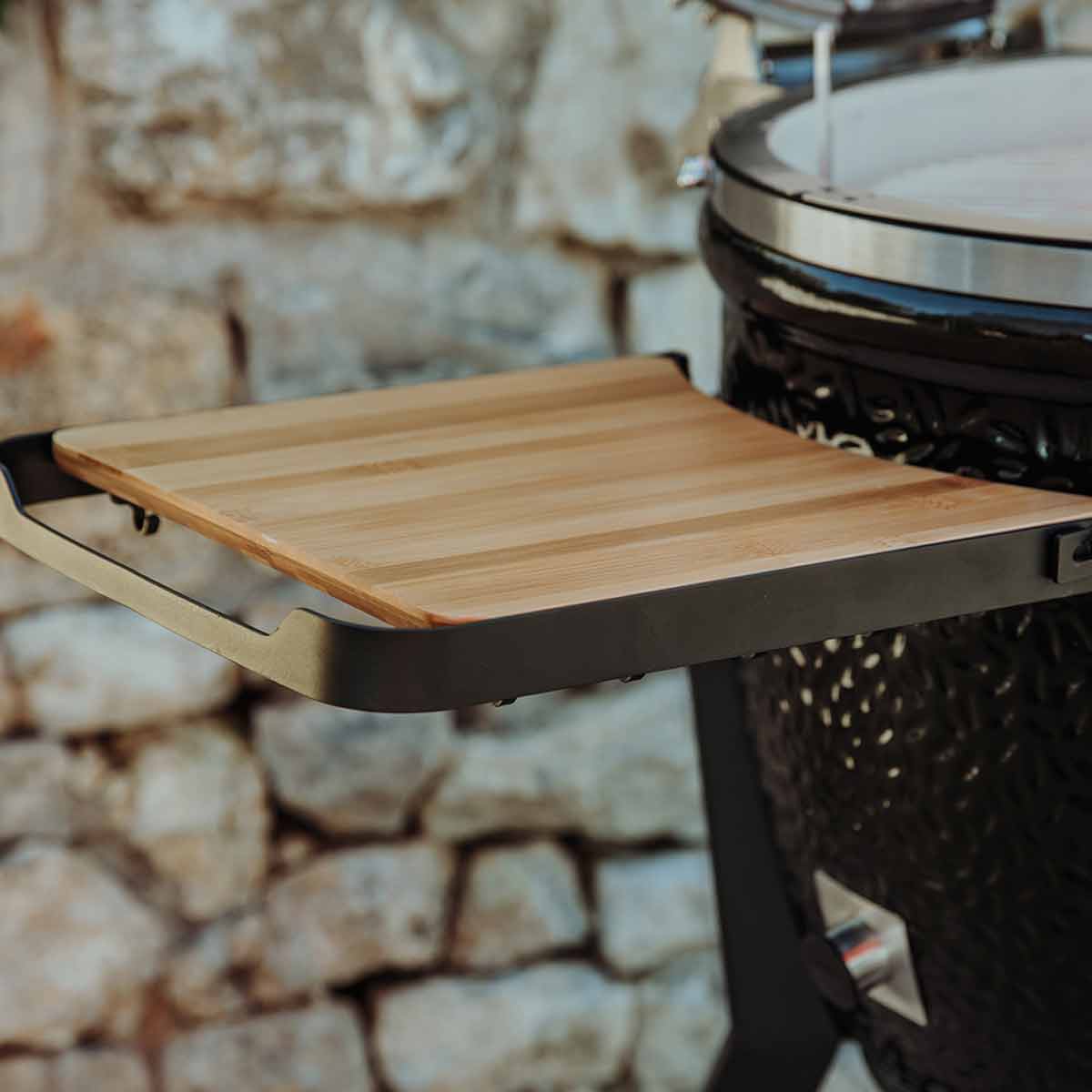 Monolith Keramikgrill Two.66 mit Bambus Seitenablage