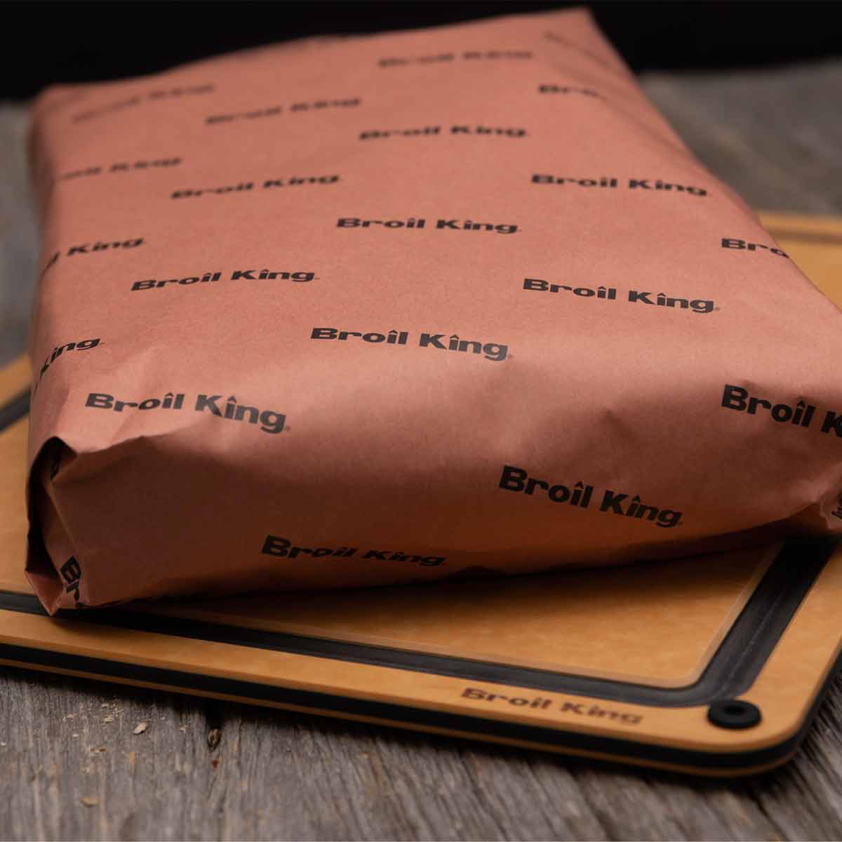In Broil King Butcher Paper gepacktes Grillgut auf Schneidebrett