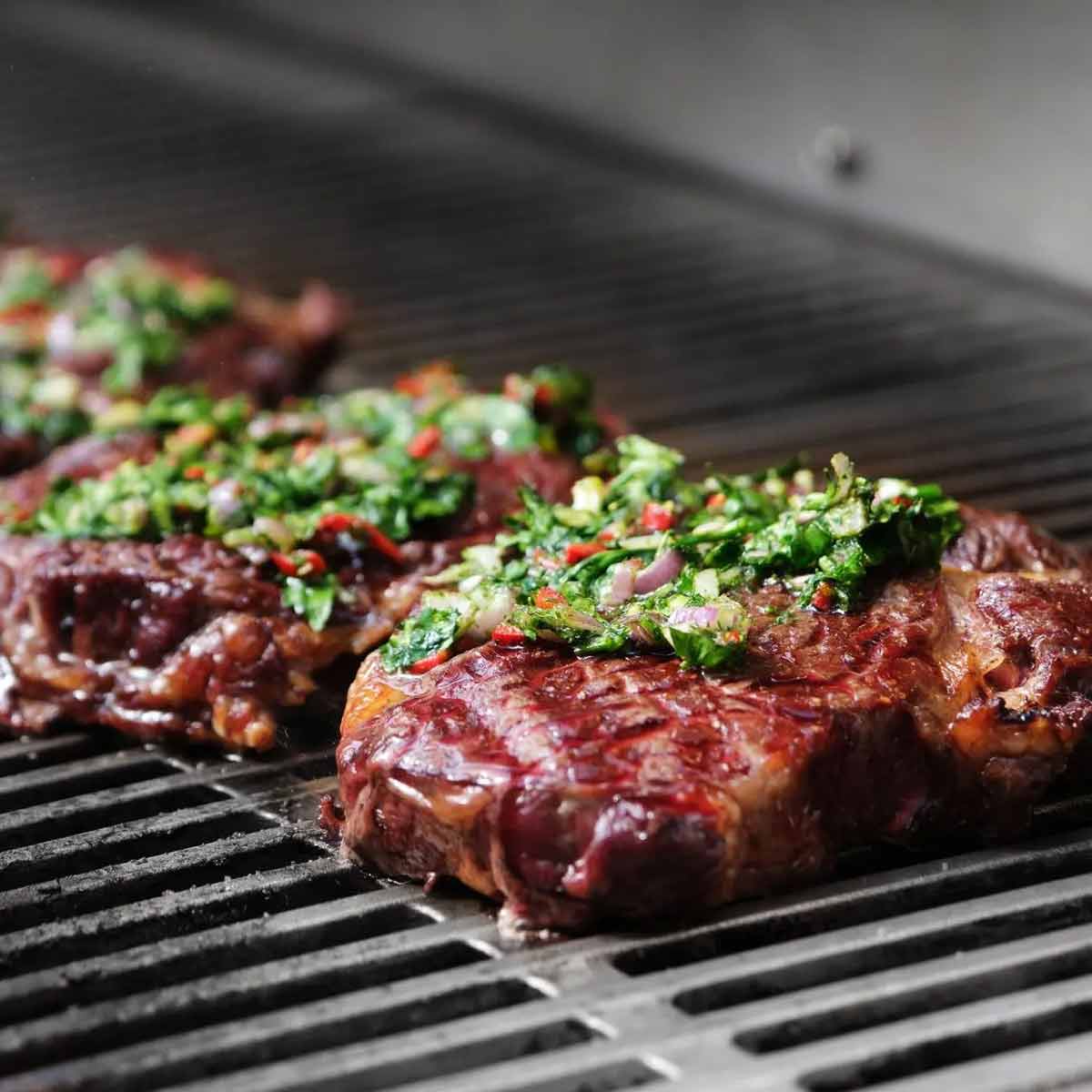 Flammkraft Block Ds Anwendung: Steaks auf Grillfläche