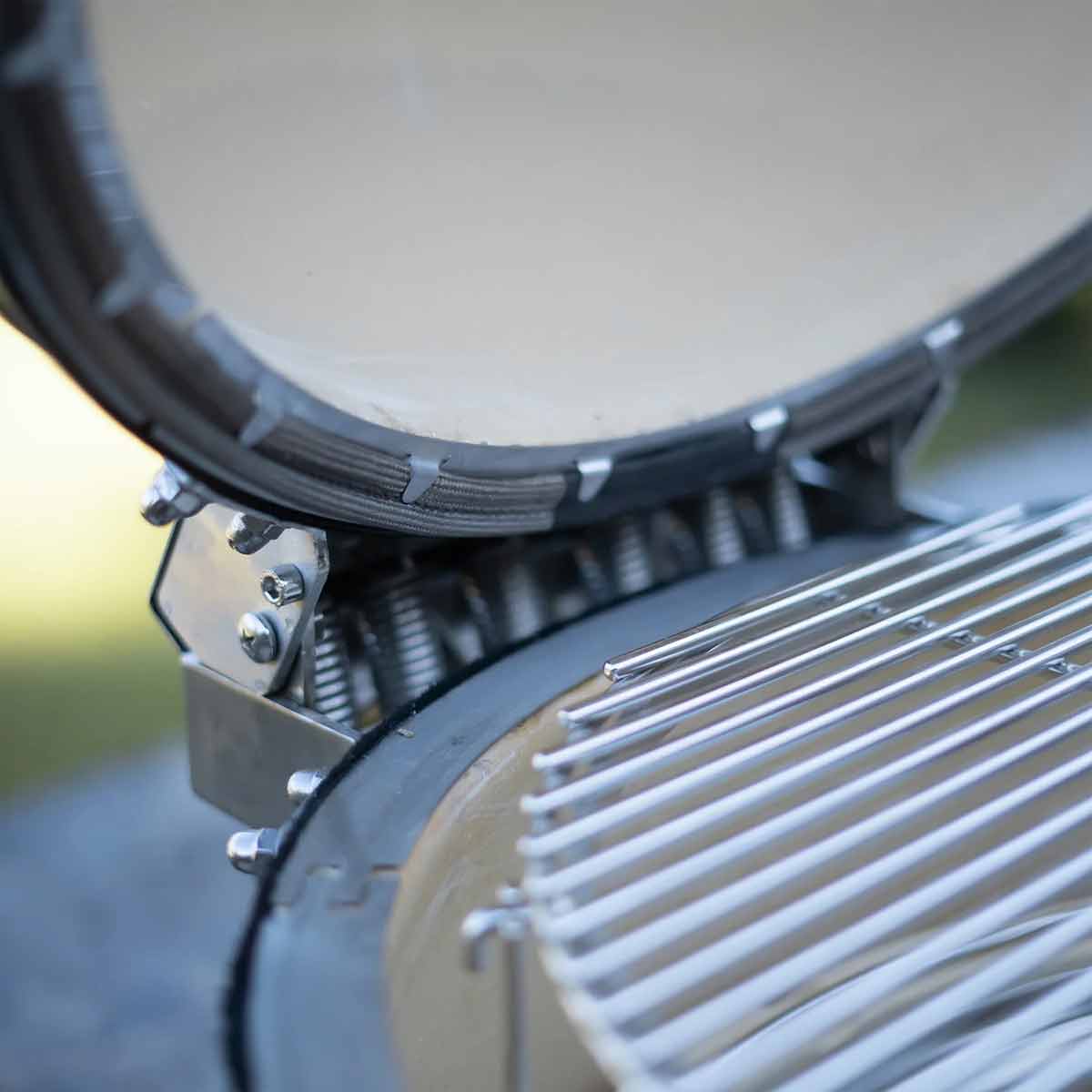 Monolith Keramikgrill Two im Detail: Edelstahl Federscharnier am Deckel