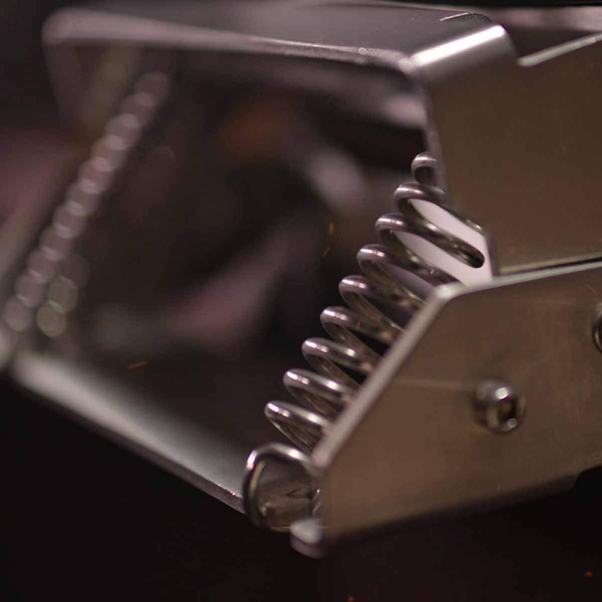 Monolith Avantgarde, leichtgängiges Federscharnier