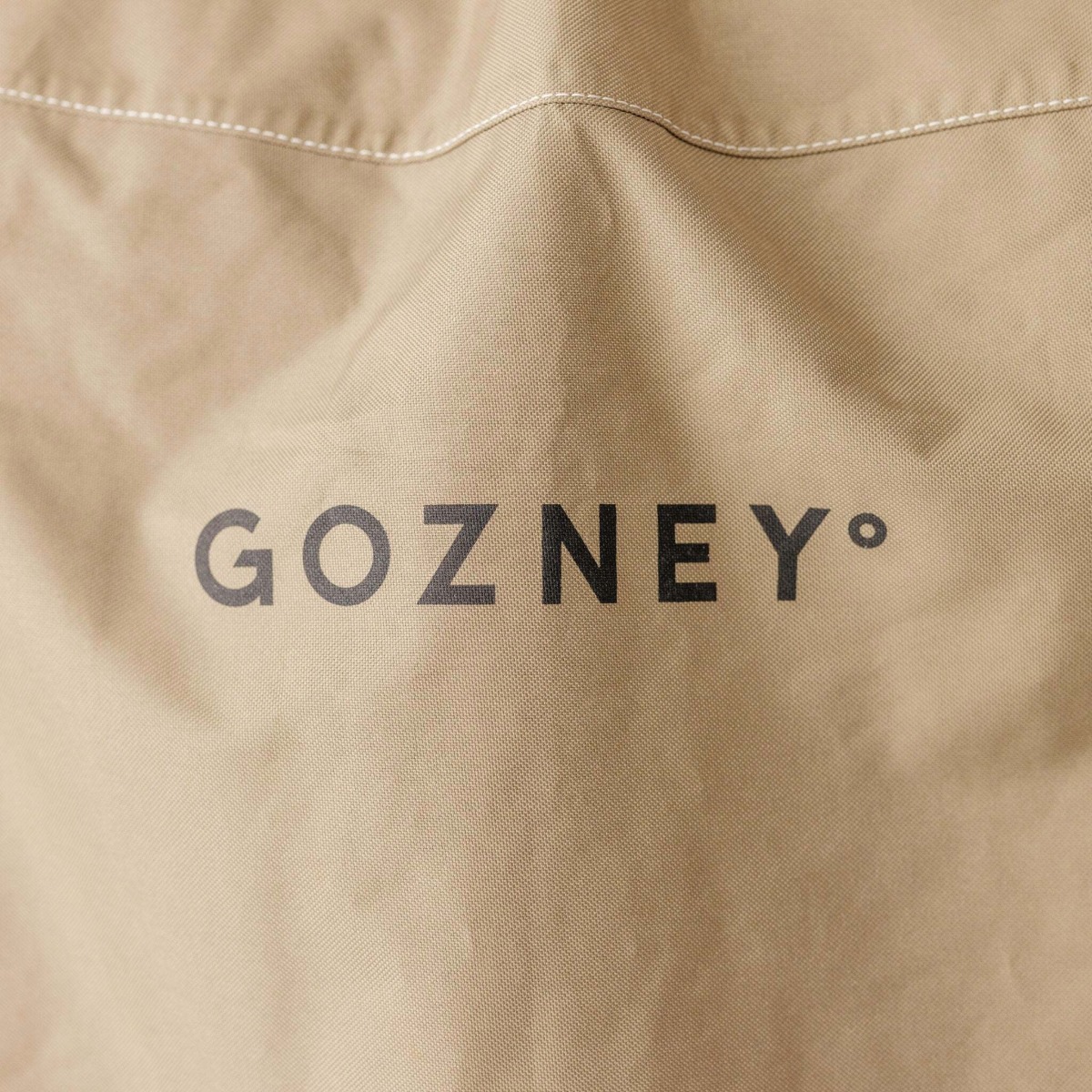 Detailaufnahme Gozney Logo auf Abdeckhaube 