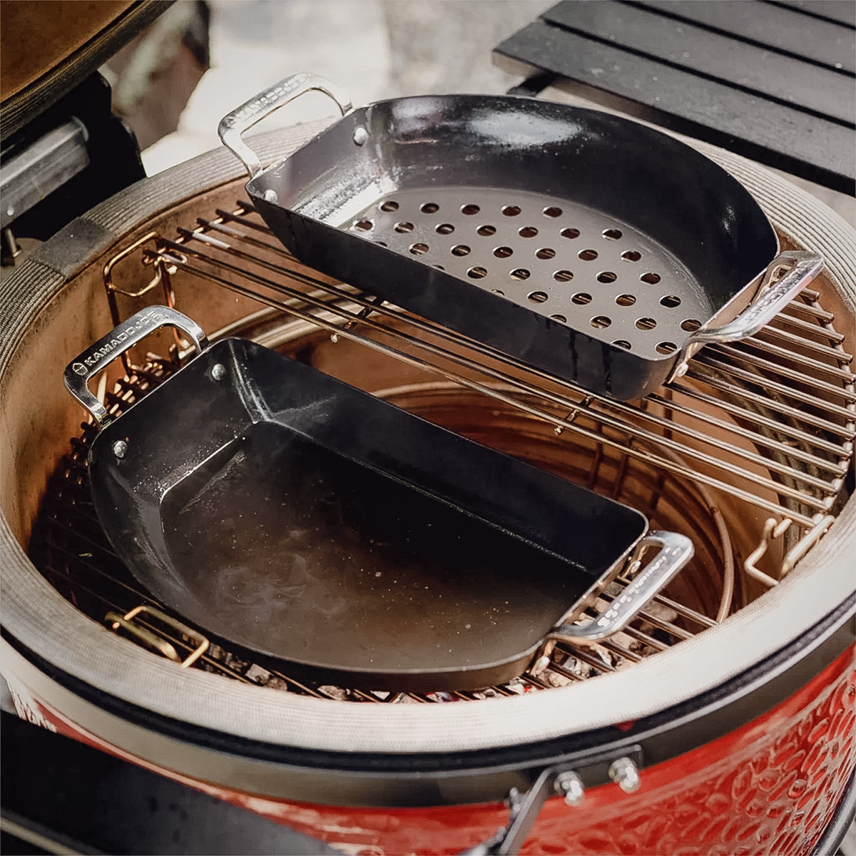 Kamado Joe Halbmond-Pfannenset aus Karbonstahl Kamado Joe Halbmond-Pfannenset aus Karbonstahl