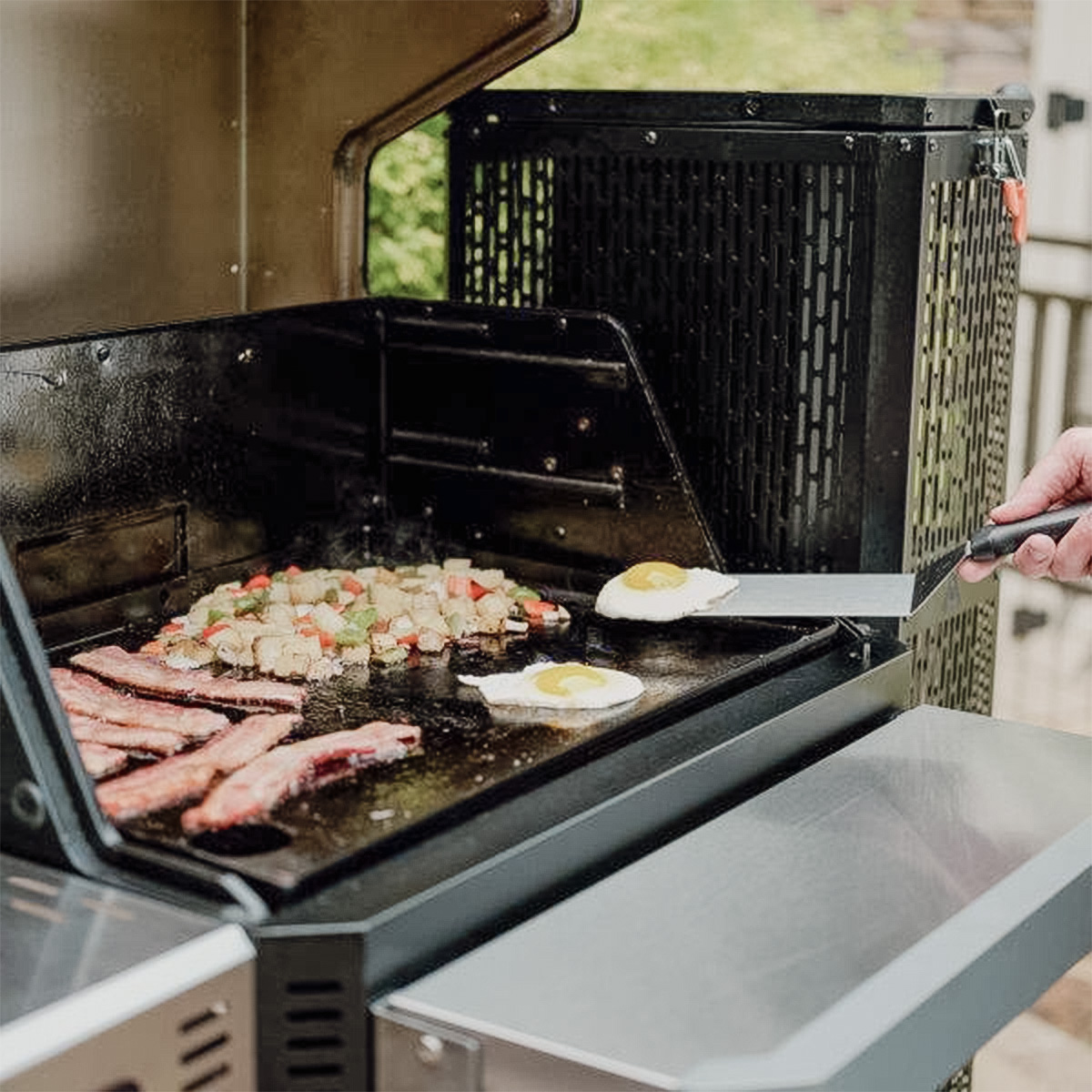 Masterbuilt Gravity Series 800 Digitaler Holzkohlegrill, Smoker und Grillplatte